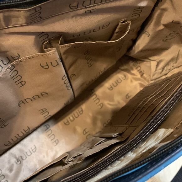 With built-in wallet card pockets/zipper pockets - Picture 11 of 12